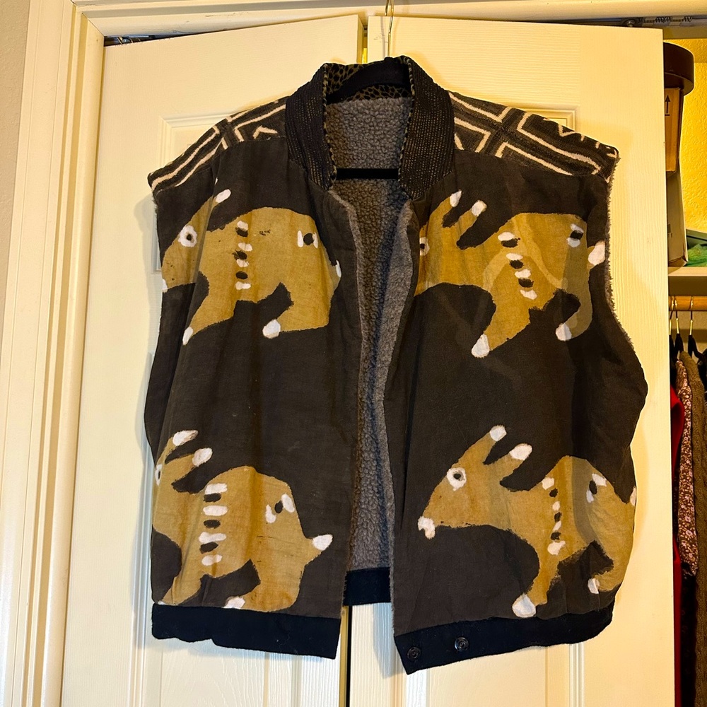 UNIQUE FIND antelope vest with fleece lining and collar detail! XL/XXL